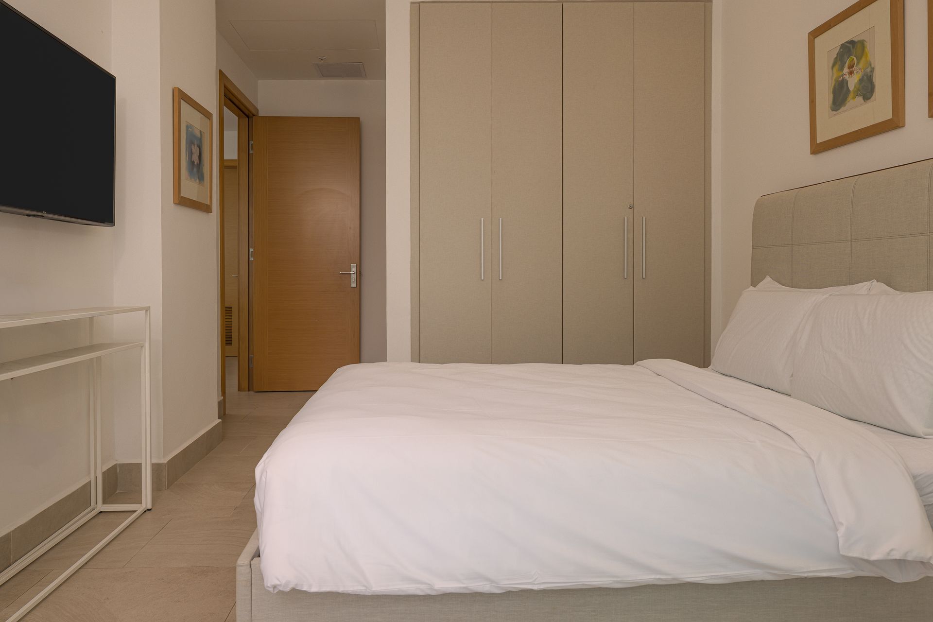 Bedroom with built-in closet at Playa Escondida apartment listed on Amazinn Places, Panamá