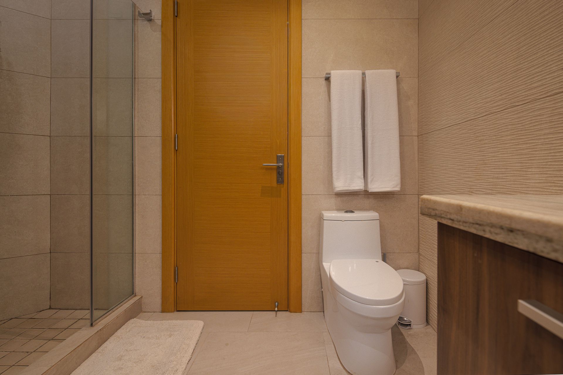 Secondary bathroom with modern fixtures at Playa Escondida apartment listed on Amazinn Places, Panamá