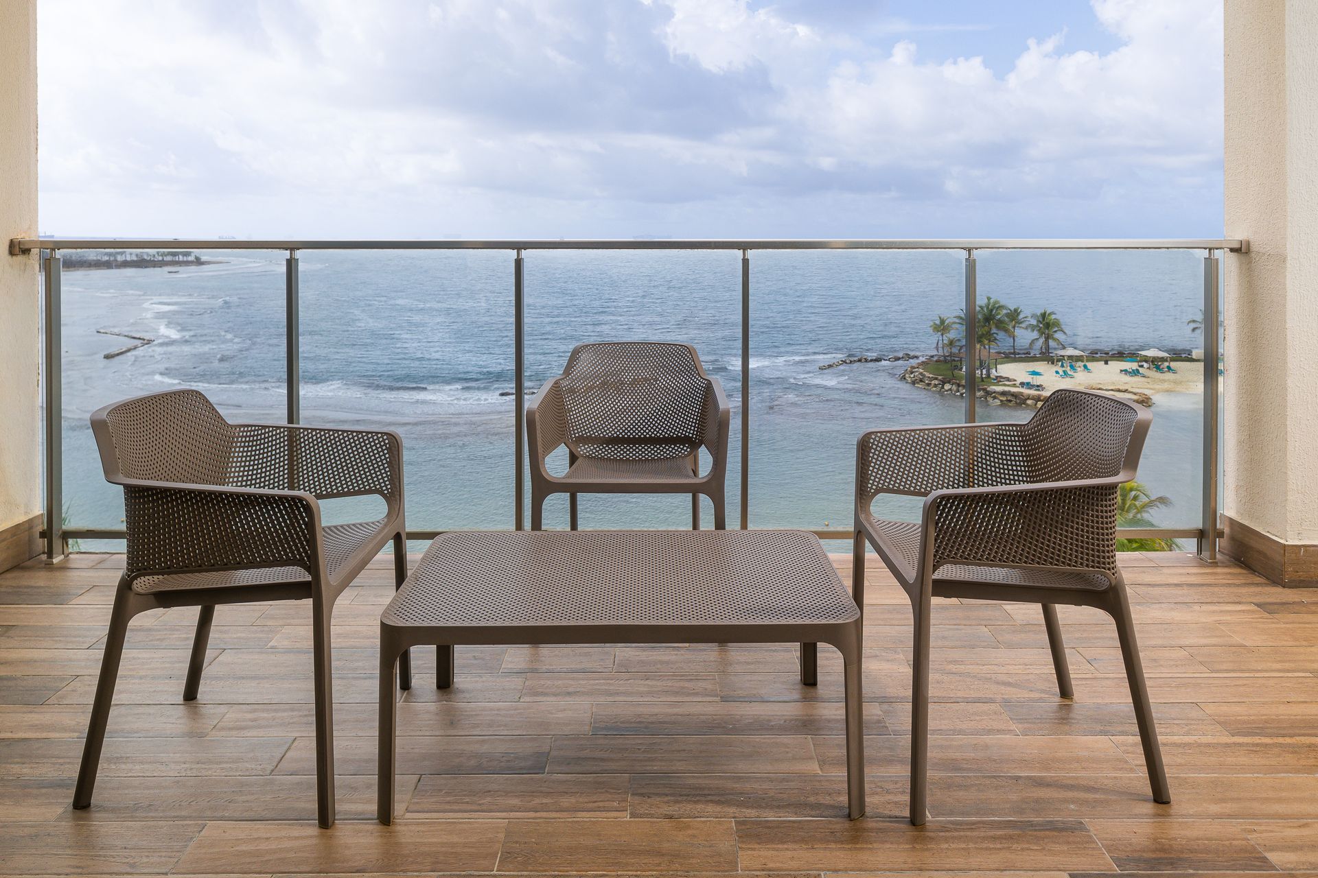 Oceanfront terrace with seating area at Playa Escondida vacation rental on Amazinn Places, Panamá