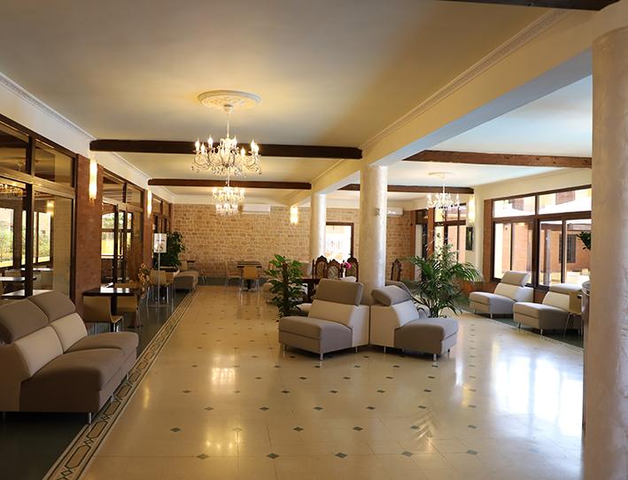 Una grande hall con molti mobili e un lampadario