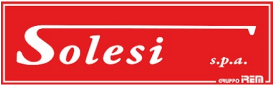 Logo della parola DENYS in un carattere sans-serif verde scuro, sopra e sotto una sottile linea verde.