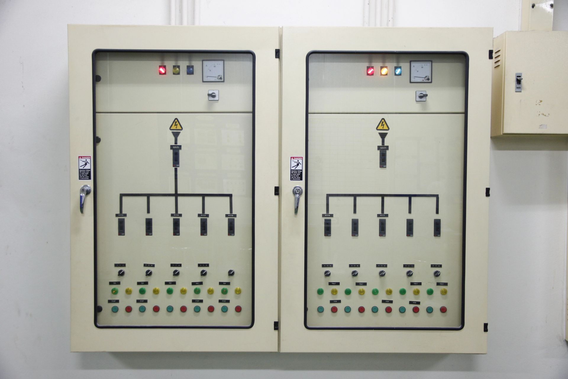 Quadro elettrico di controllo con indicatori, interruttori e spie luminose.