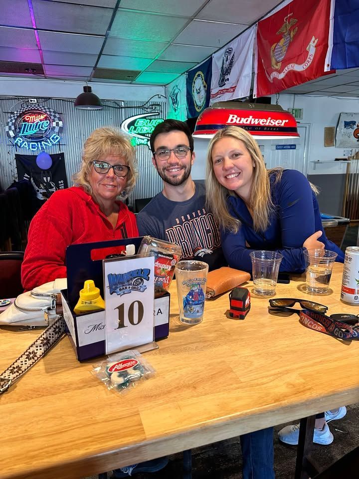 A group of people are sitting at a table in a restaurant.