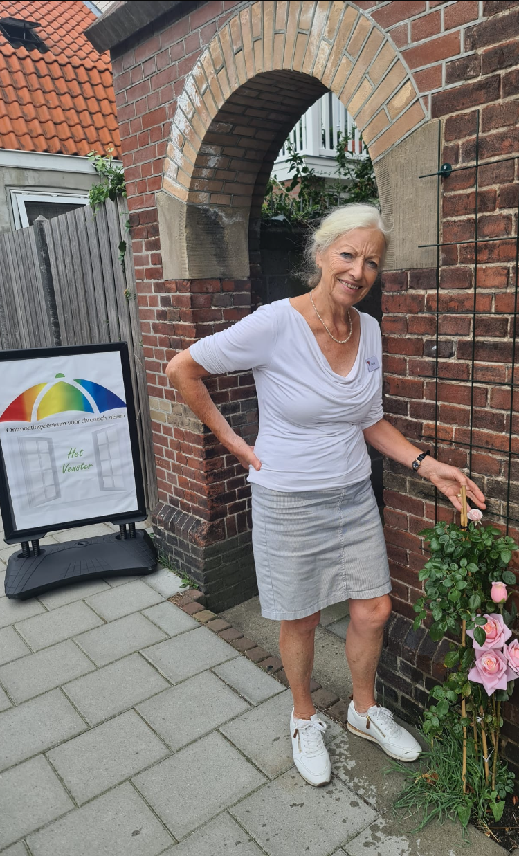 De ingang van het Venster Delft door het poortje met aangeplante roos