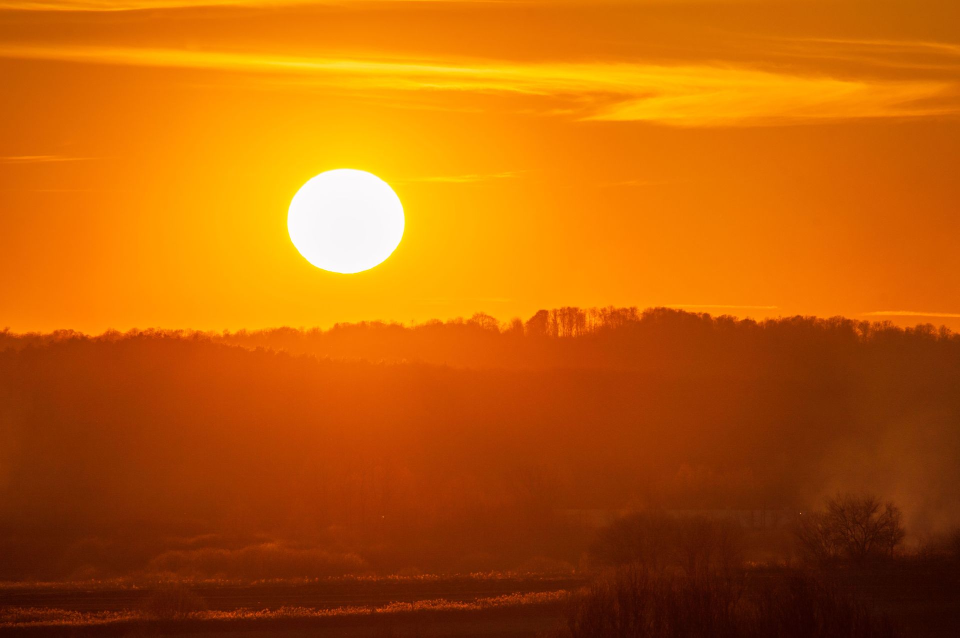 De zon in een oranje lucht