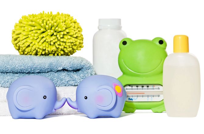 Prodotti colorati per il bagno e la cura della pelle, con asciugamani, un contenitore a forma di rana verde e una maschera per dormire alla lavanda.