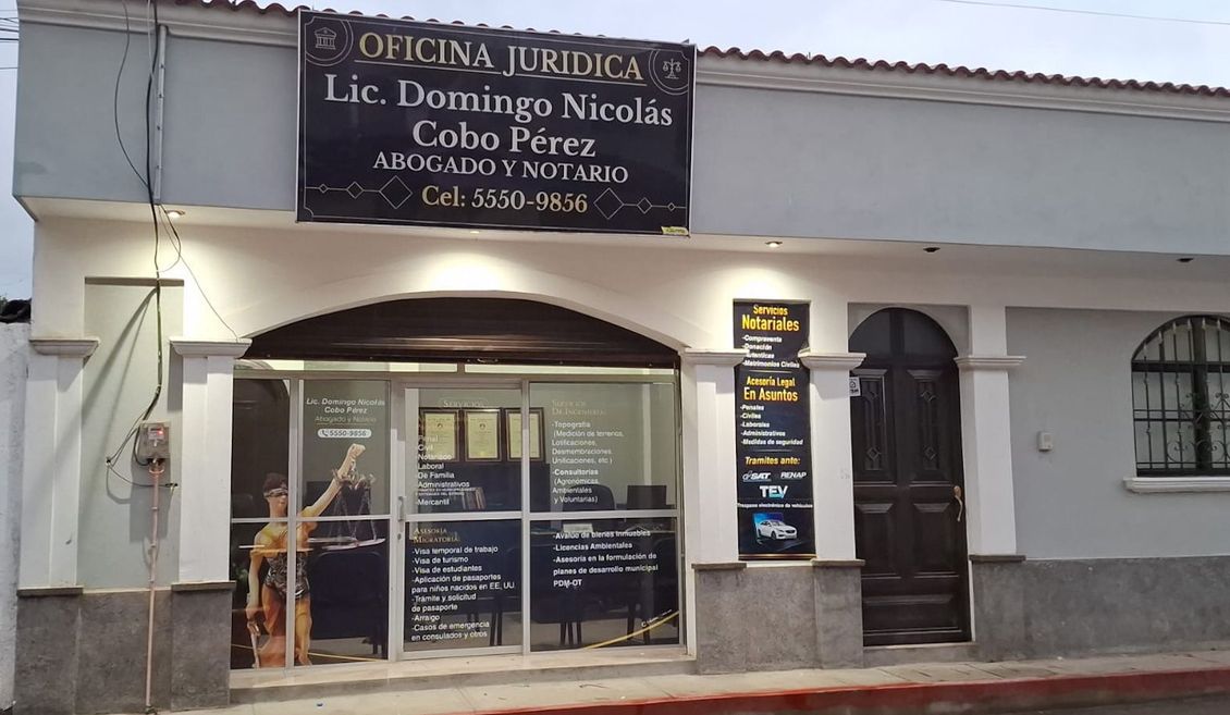 Exterior del despacho de abogados con letrero: «Oficina Jurídica. Lic. Domingo Nicolás Cobo Pérez».
