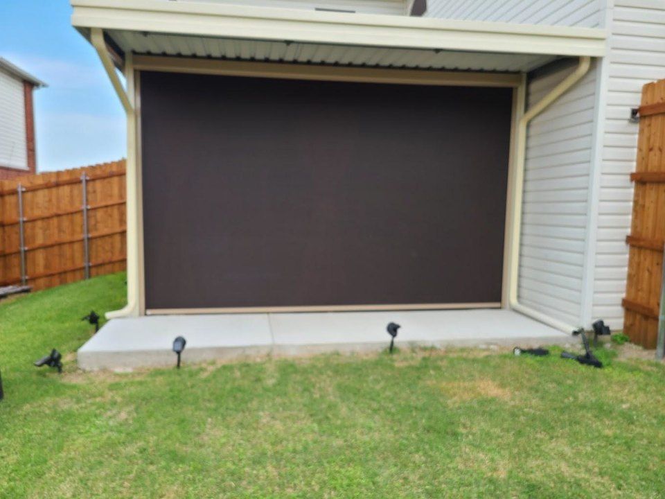 Retractable solar screen on patio