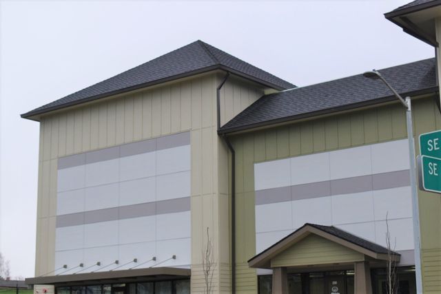 A building with a sign that says se on it