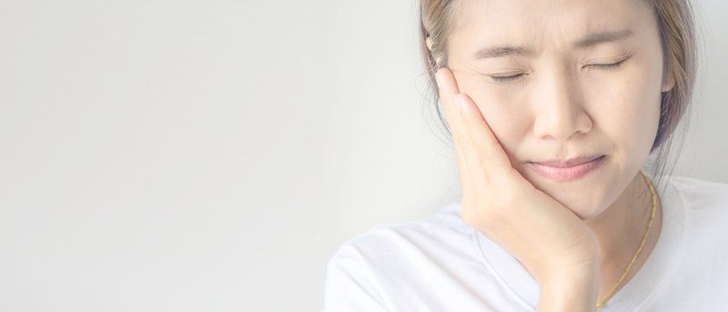 woman with jaw pain