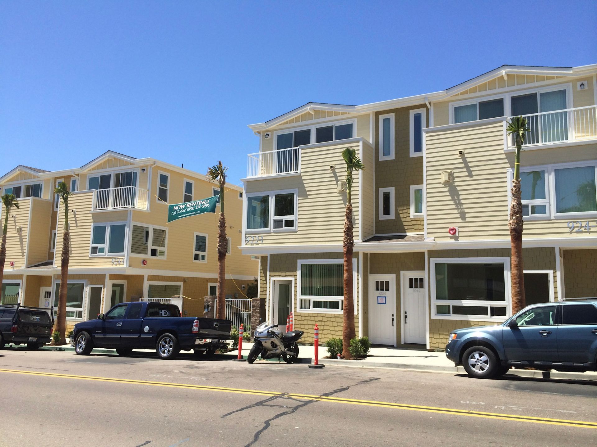 910 Turquoise building exterior 02