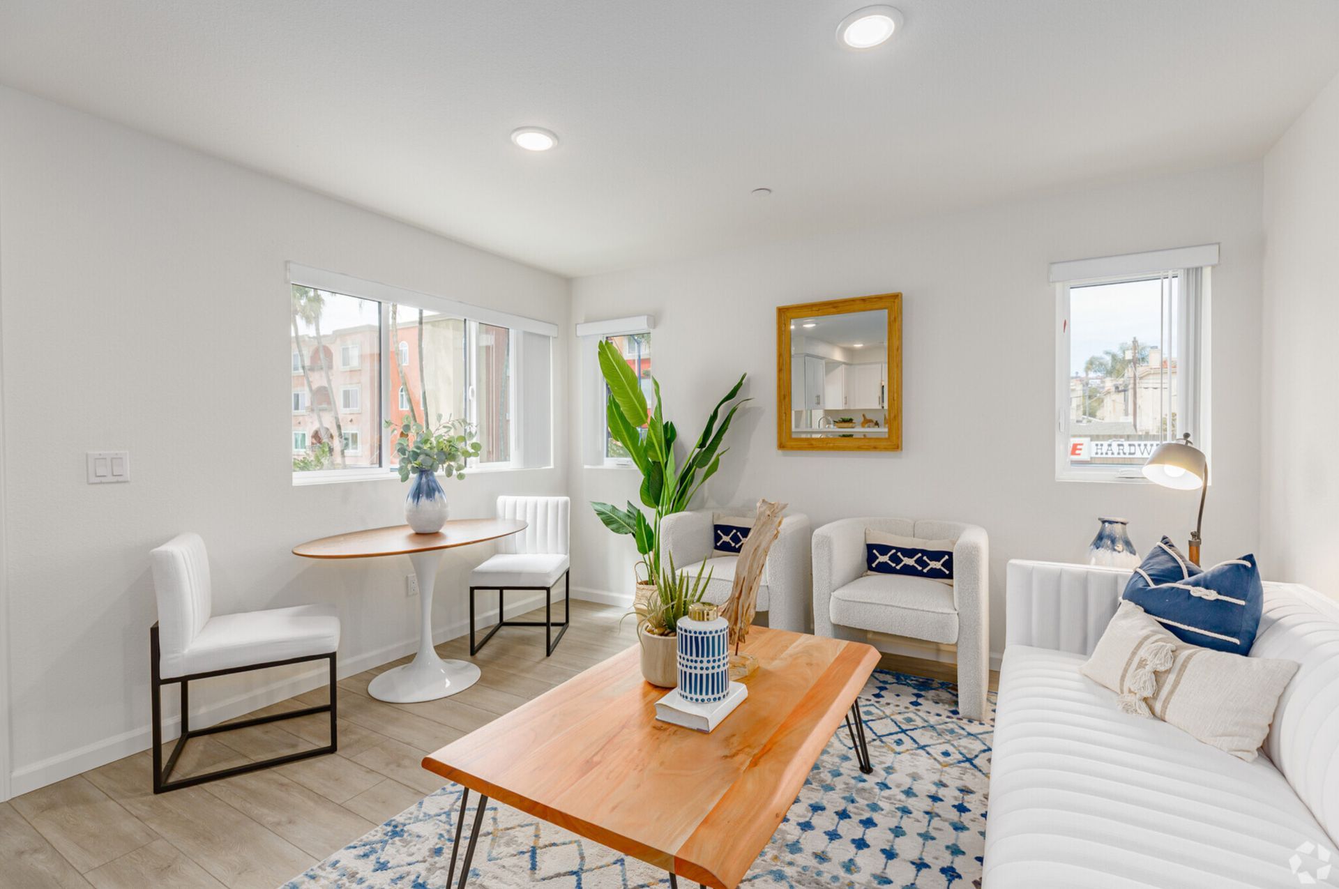 Turquoise Place - Furnished living room
