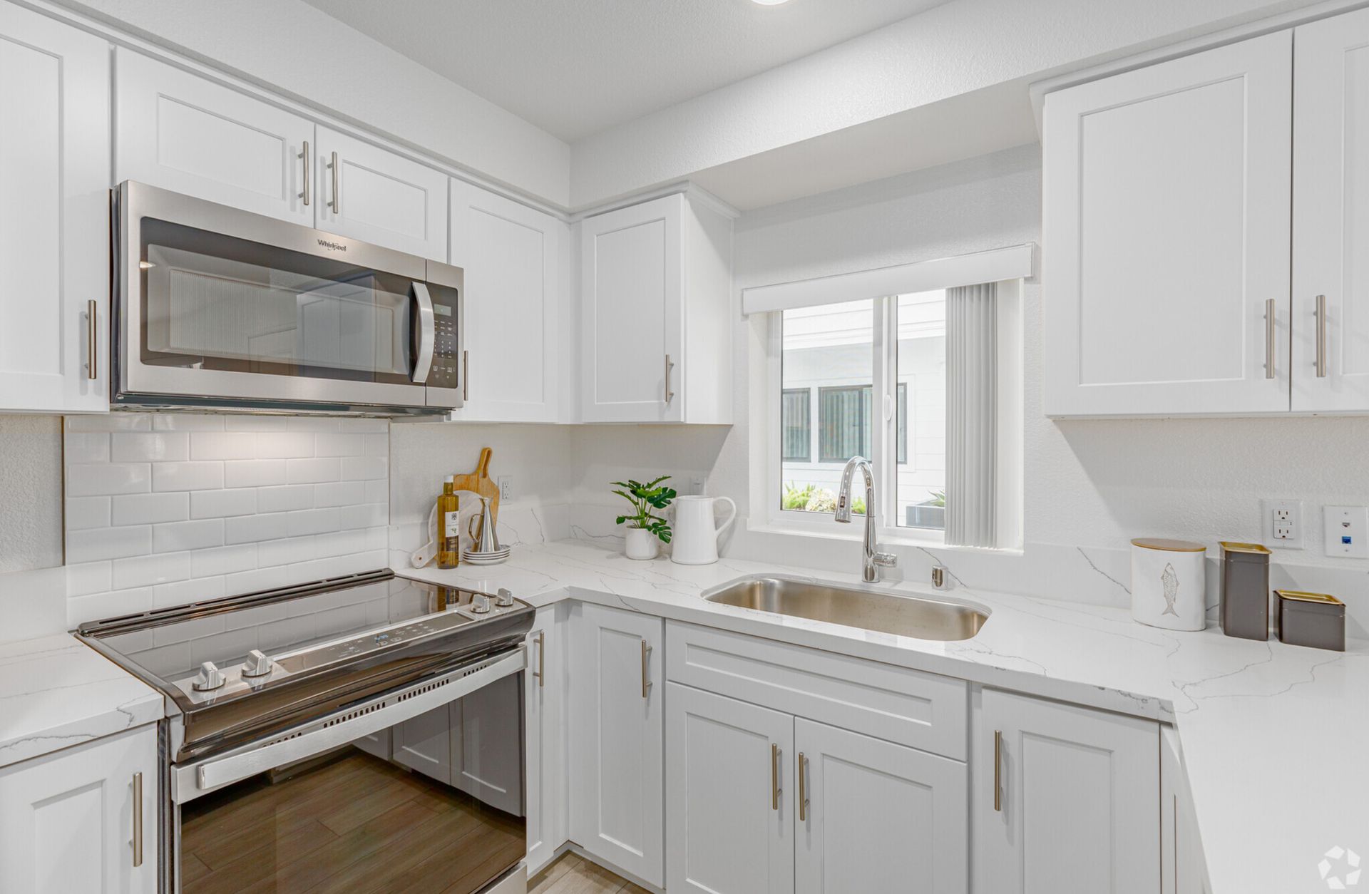 Turquoise Place - Kitchen with appliances
