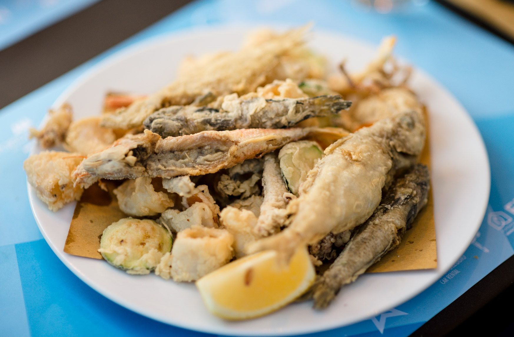Piatto di frutti di mare fritti con spicchio di limone.