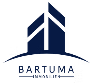 Logo für Bartuma Immobilien: marineblaues Gebäudesymbol über einer gebogenen Linie, mit dem Text „BARTUMA“ und „IMMOBILIEN“.