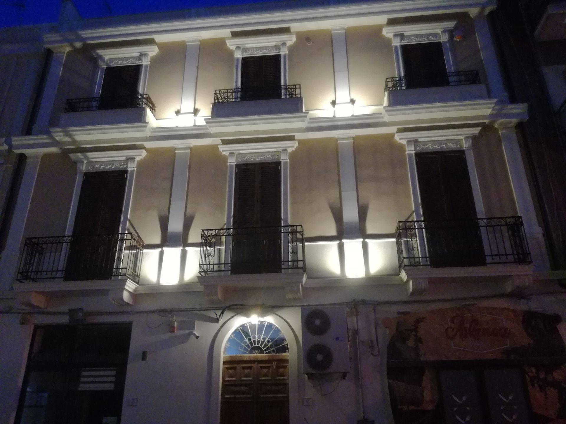 Un edificio con balconi e un cartello che dice 