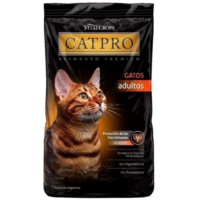 Una bolsa de comida para gatos Cat Pro con un gato encima.