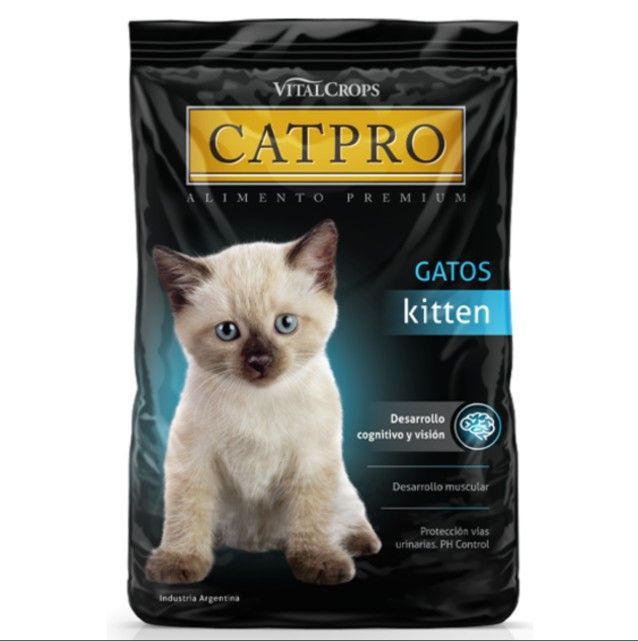 Una bolsa de comida para gatitos Cat Pro con un gatito encima.