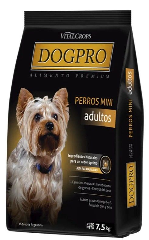 Una bolsa de comida para perros con un perro pequeño encima.