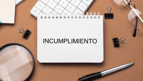 Un cuaderno con la palabra incumplemento escrito en él.
