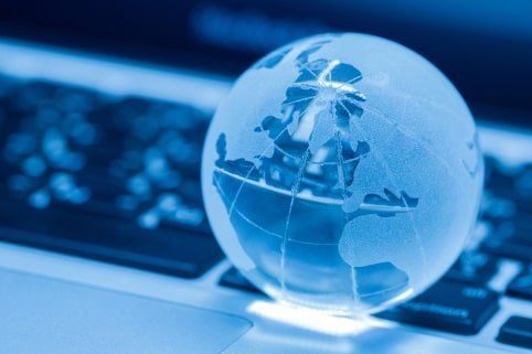 Un globo de cristal está sobre el teclado de un ordenador portátil.