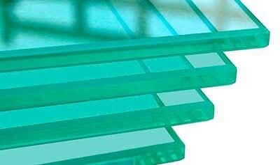 Paneles apilados de vidrio tintado de verde, con separadores rectangulares blancos.