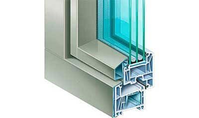 Vista en sección transversal de una ventana de doble acristalamiento. Marco gris con múltiples cámaras, capas de vidrio, interior tintado de color verde azulado.