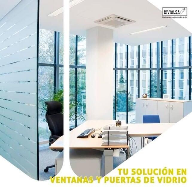 Oficina moderna con ventanas y puertas de cristal. Texto: