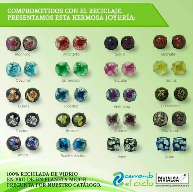 Pendientes de joyería elaborados con vidrio reciclado en varios colores, con mensaje de reciclaje.