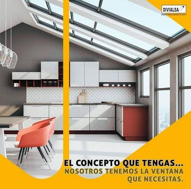 Cocina moderna con tragaluz, armarios blancos, detalles en naranja y el lema