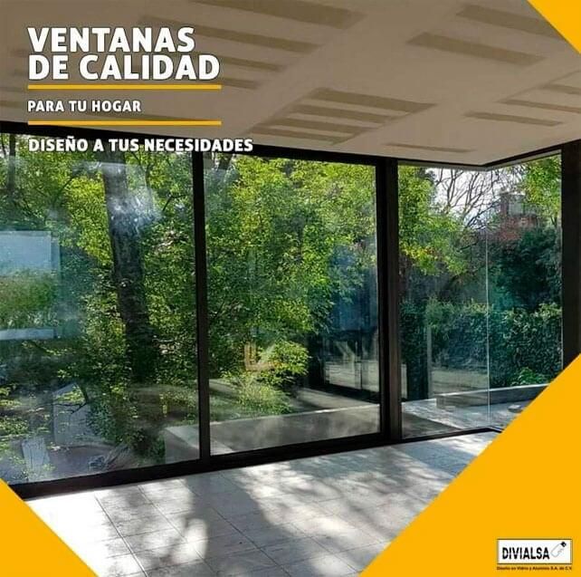 Grandes ventanales con vistas a un exuberante jardín verde, con un texto que promociona ventanas de calidad para hogares.