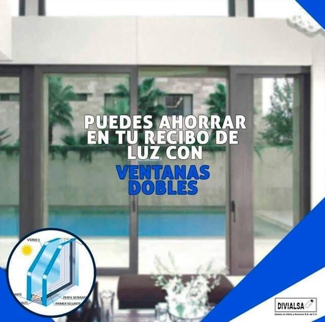 Anuncio de ventanas de doble acristalamiento. Texto: «Puedes ahorrar en tu factura de la luz». Se ven la piscina y el interior.