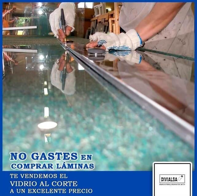 Persona cortando vidrio con una herramienta. Texto: