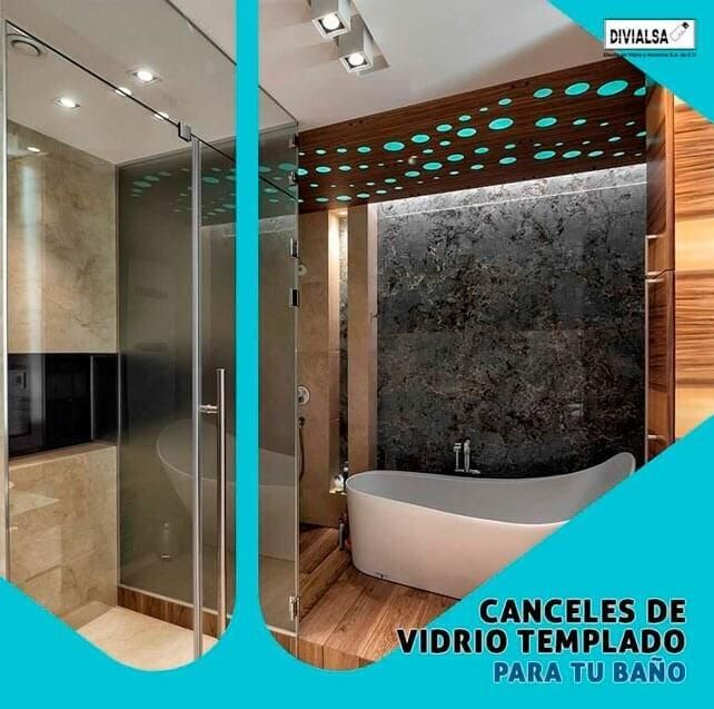 Baño con ducha de cristal, bañera y detalles de madera. Fondo azul verdoso con texto.