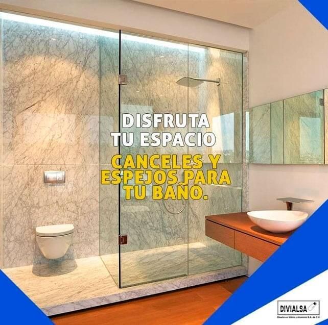 Baño moderno con ducha de cristal, inodoro y lavabo de madera. Texto: