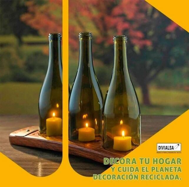 Tres botellas de vino con velas en su interior, sobre una bandeja de madera, para decoración del hogar.