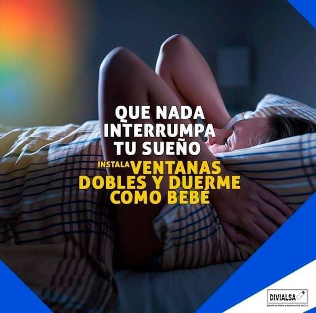 Persona en la cama, tapándose los oídos. Texto: