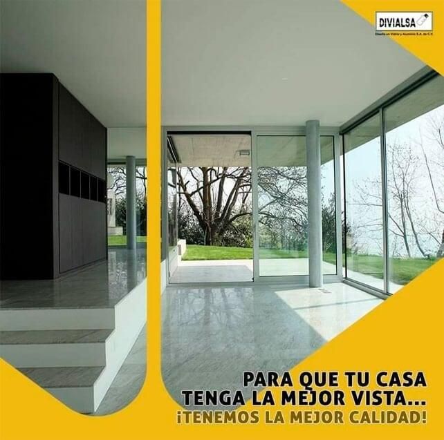 Interior moderno de una casa con grandes ventanales y el siguiente texto: