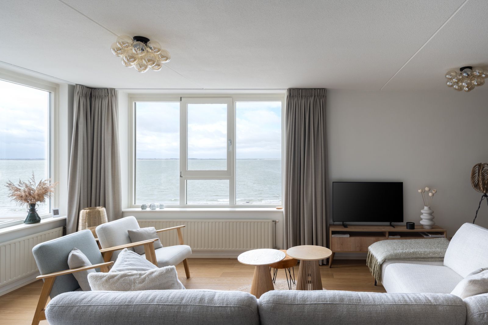 Een blik op de zee vanuit het appartement
