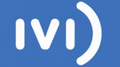 Logo IVI : Lettres blanches IVI suivies d’une parenthèse incurvée blanche sur fond bleu.