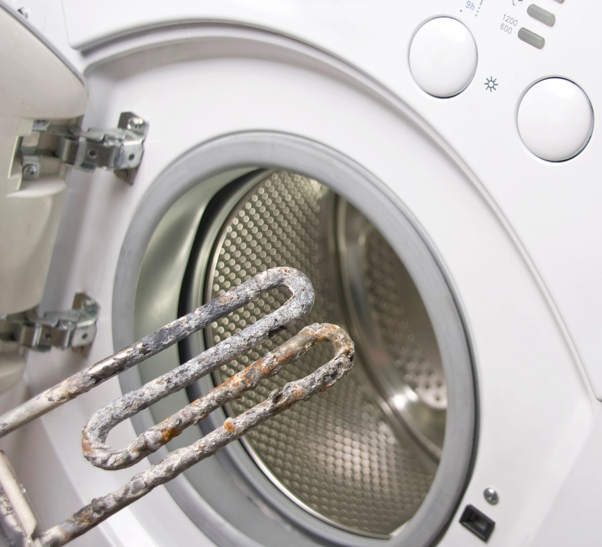 Pulizia del filtro della lavatrice ostruito dall'accumulo di calcare