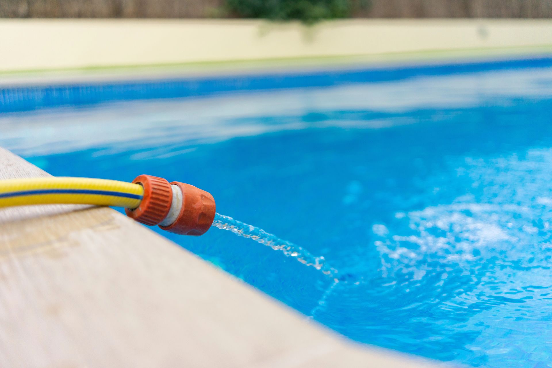 riempimento di una piscina con acqua depurata e filtrata