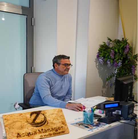 Mario Ziccardo, titolare della Acqua Manager al lavoro presso il suo ufficio aziendale