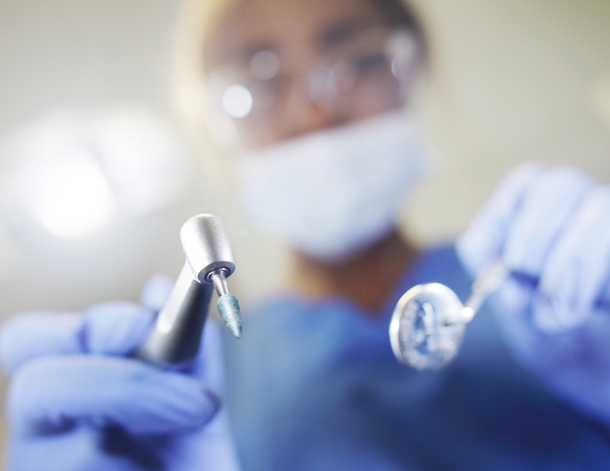 dentista con strumenti