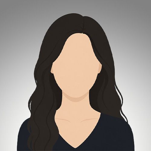 Lächelnde Person mit blonden Haaren und Brille vor hellgrauem Hintergrund