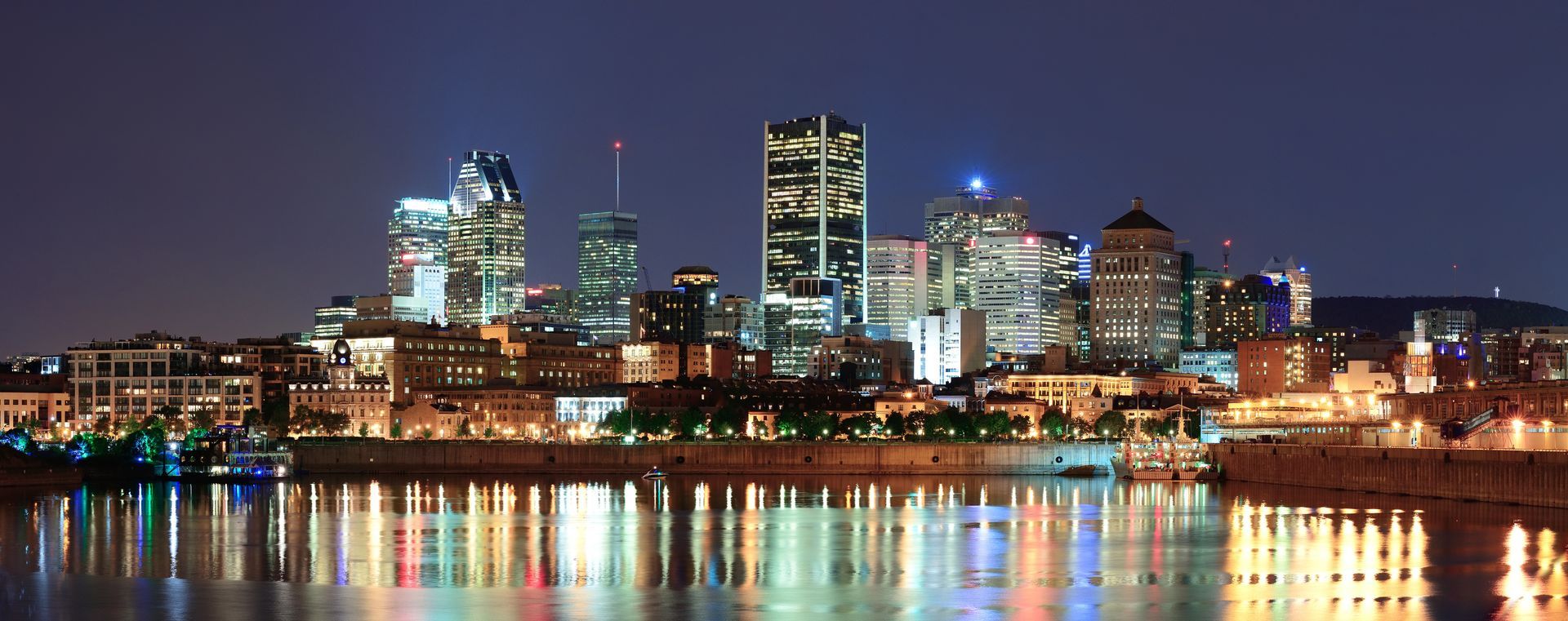 Un horizon de ville se reflète dans l'eau la nuit
