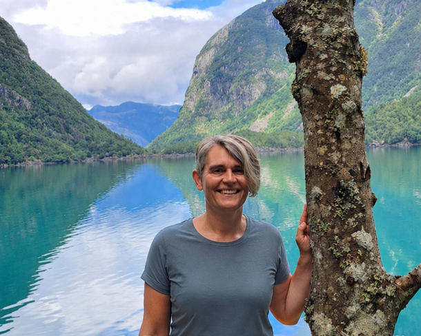 Monica van Happy Healthy Live in Noorse natuur bij groen gletsjermeer met rustige uitstraling