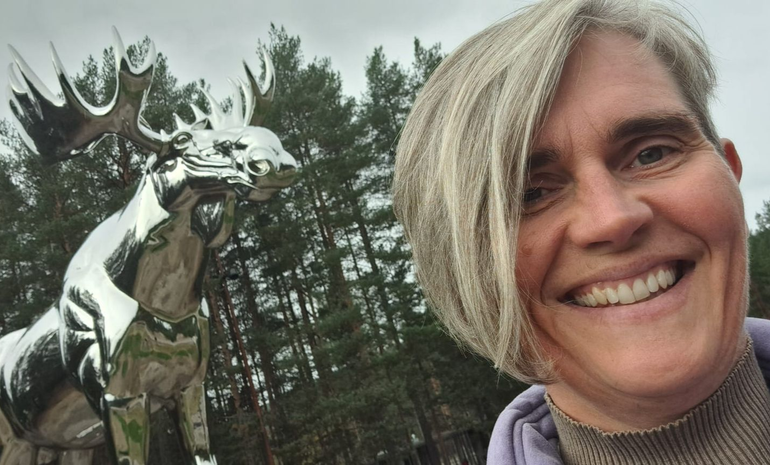 Portret van Monica van Happy Healthy Live lachend in de Noorse natuur bij zilveren eland Storelgen.