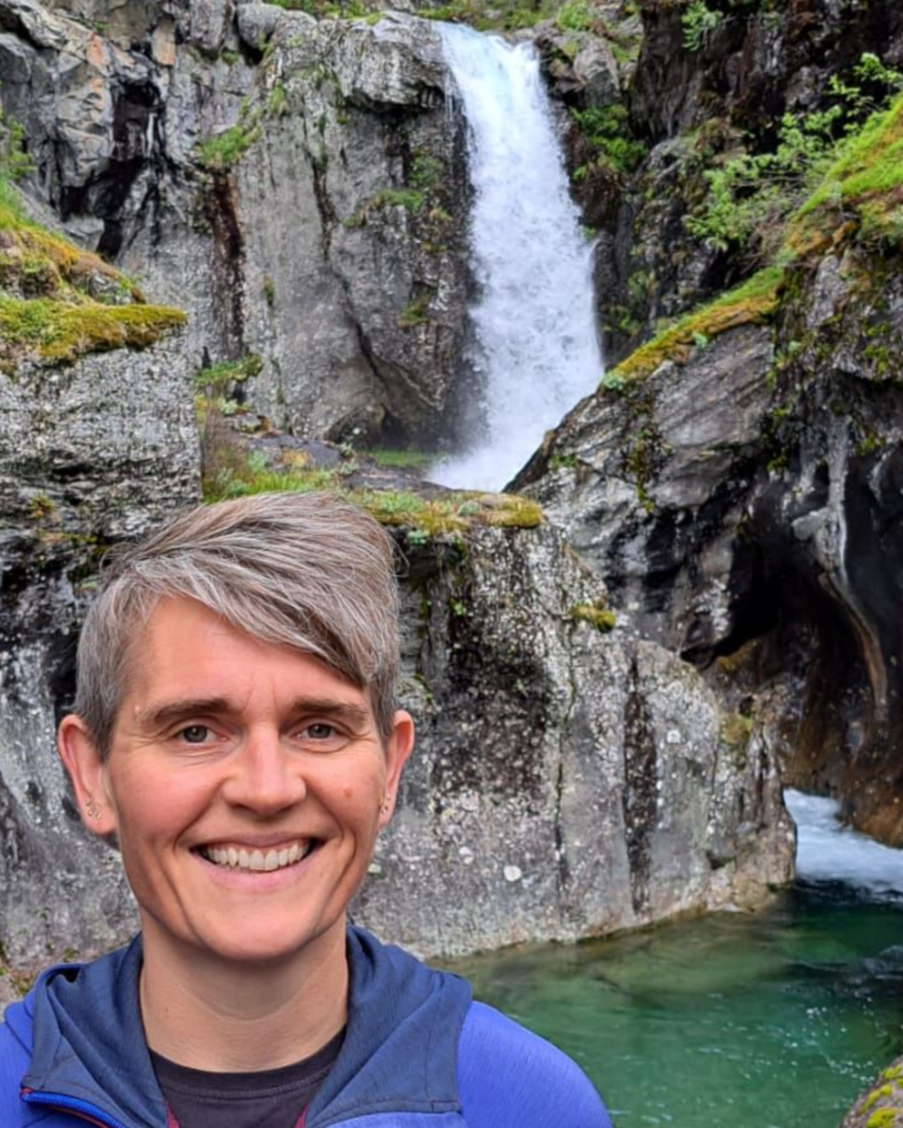 Holistisch therapeut Monica van Happy Healthy Live bij waterval in natuurlijke omgeving met rustige uitstraling