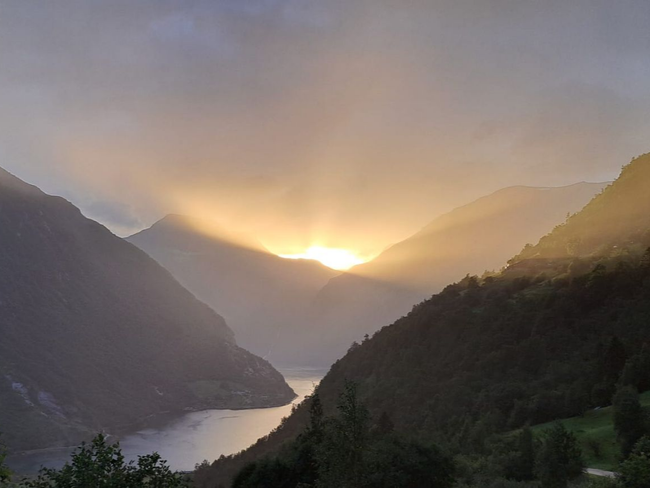 Zonlicht in Geirangerfjord als symbool voor rust en nieuwe start